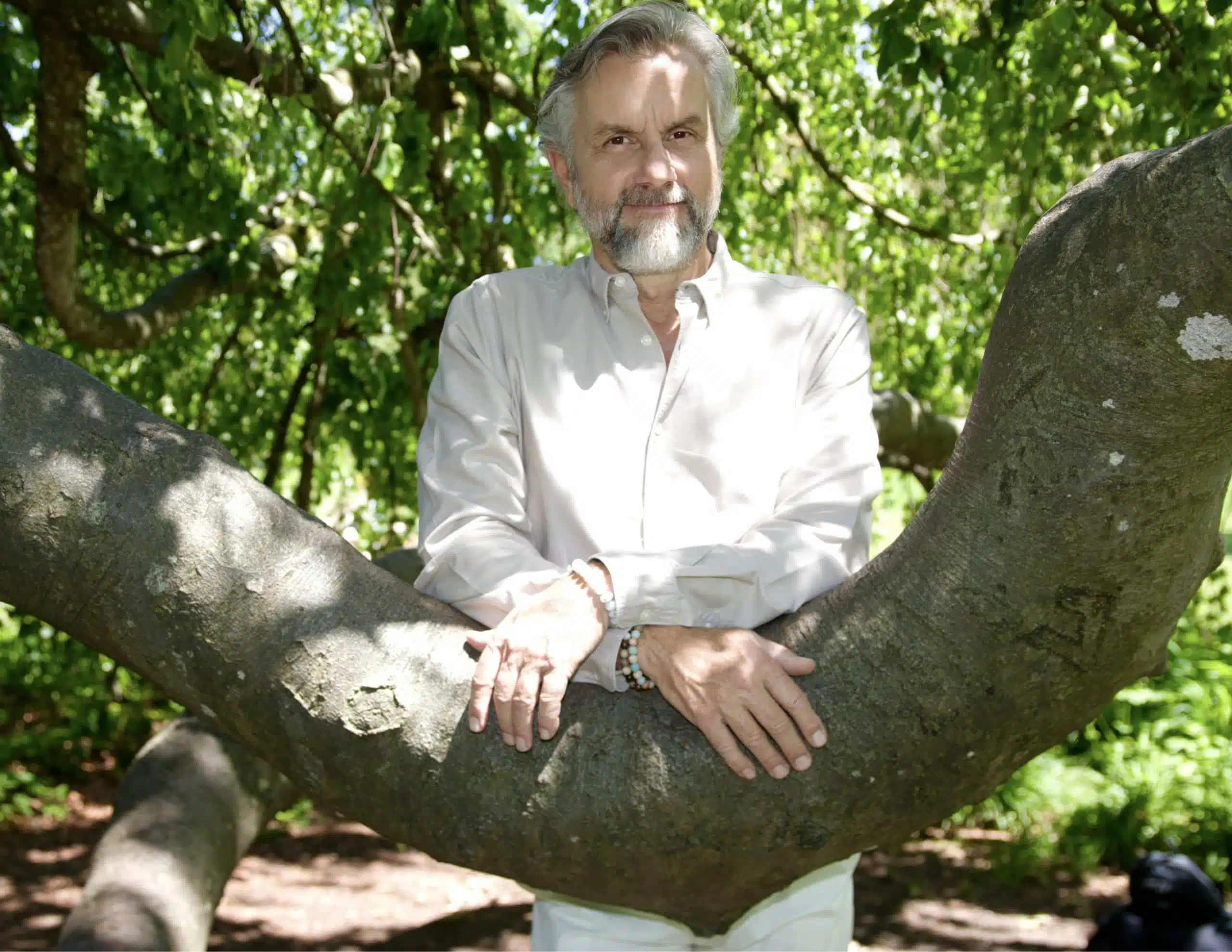 Thomas Gloor Gründer von Smiling Wisdom vor einem Baum im Villette Park Cham