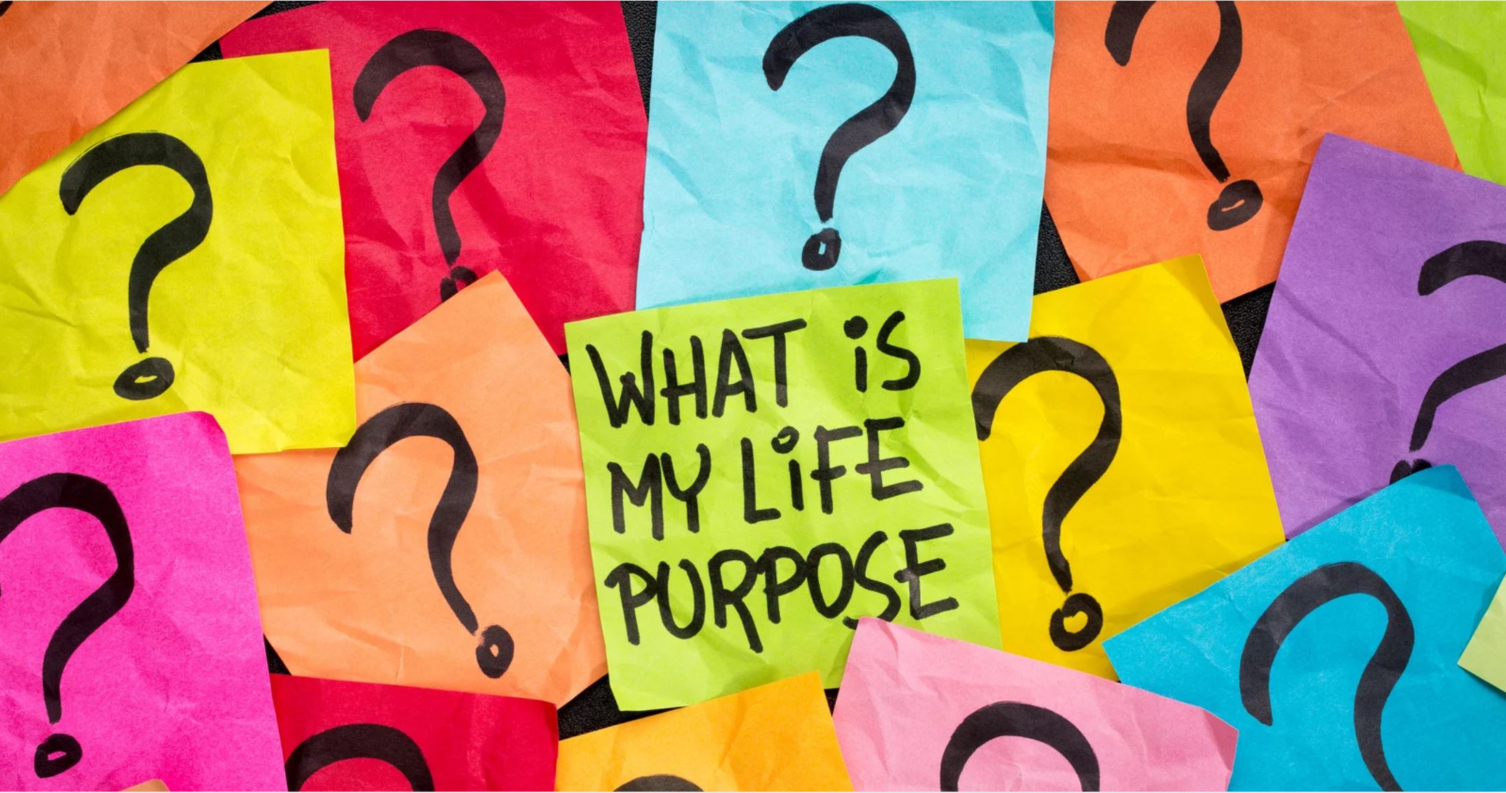 Bunte Notizzettel mit Fragezeichen und der Aufschrift ‚What is my life purpose‘ – Symbol für Sinnsuche und Neuorientierung mit Smiling Wisdom