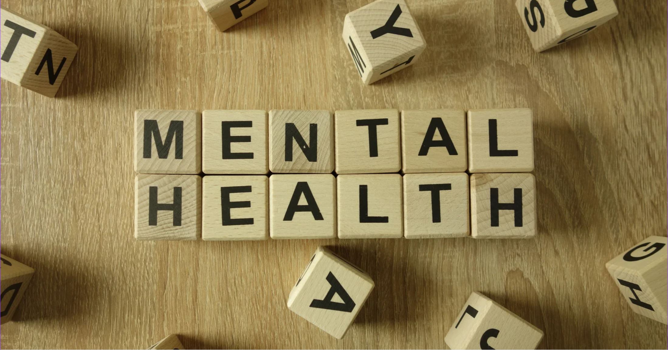 Holz-Würfel mit dem Schriftzug ‚Mental Health‘ – Symbol für mentale Stärke und seelisches Wohlbefinden bei Smiling Wisdom