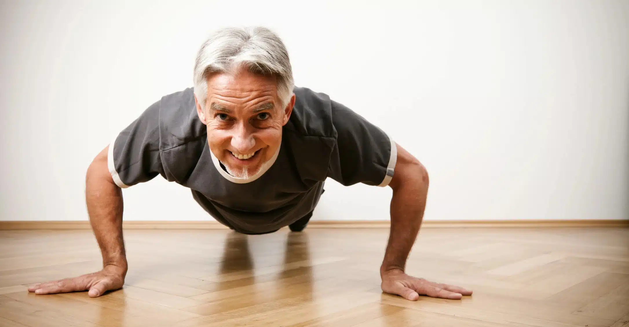 Entspannter schlafender Mann auf weißem Kissen – Symbol für tiefe Regeneration und erholsamen Schlaf mit Smiling Wisdom