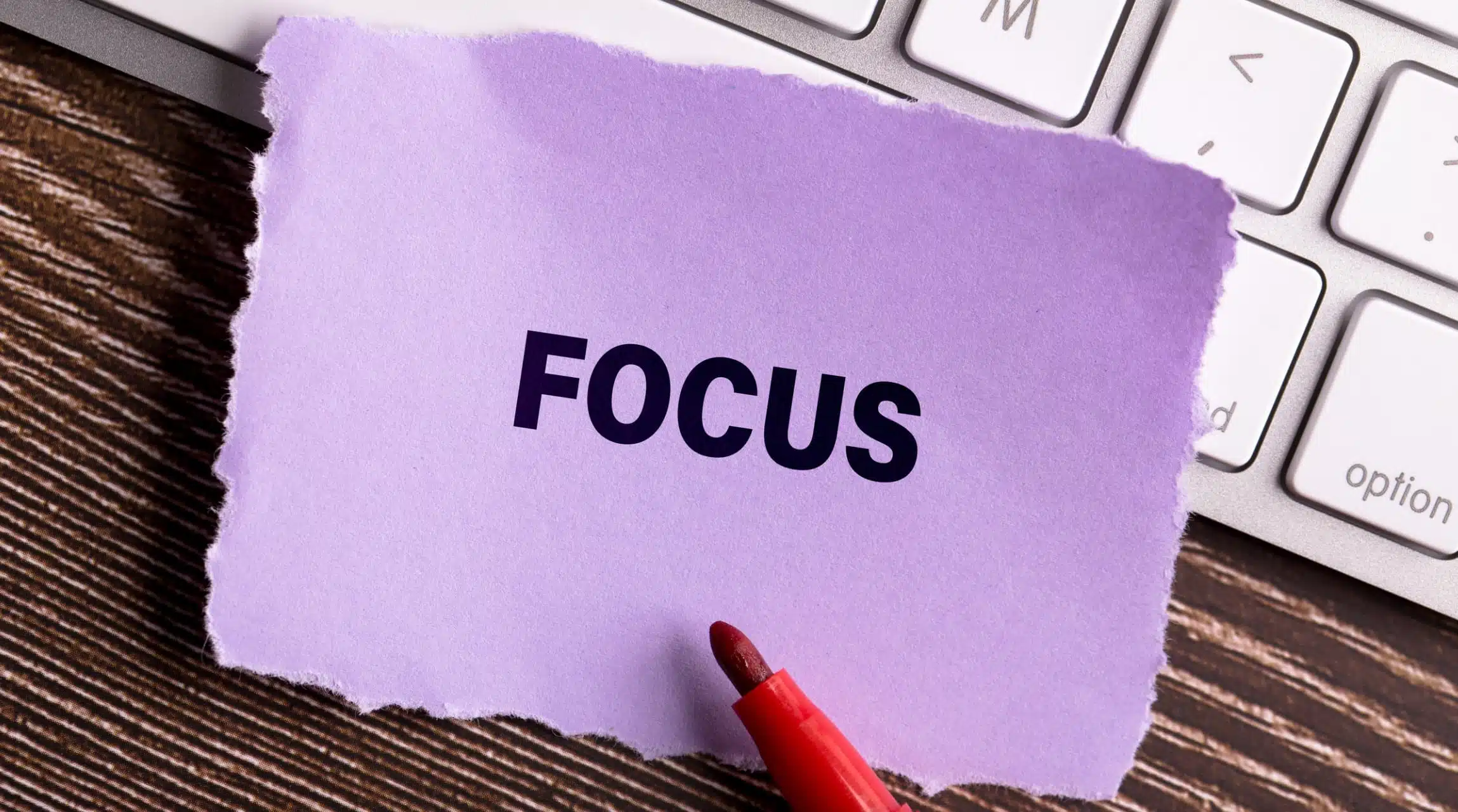 Smiling-Wisdom-Fokus-im-Unternehmen Entspannter schlafender Mann auf weißem Kissen – Symbol für tiefe Regeneration und erholsamen Schlaf mit Smiling Wisdom