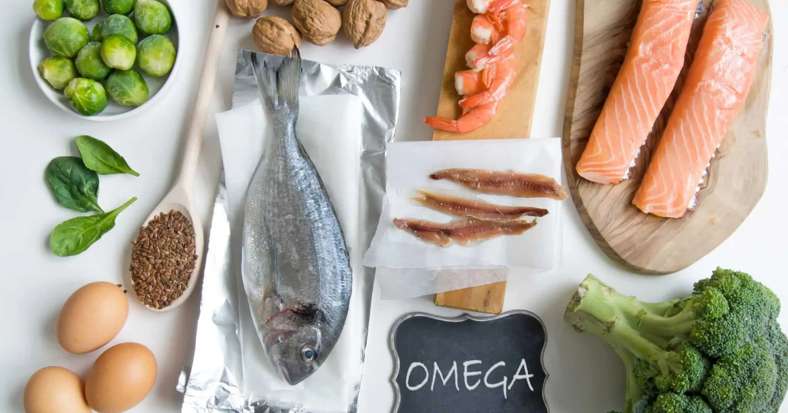 Businessperson hält ein leuchtendes Gehirn-Hologramm in den Händen – Symbol für mentale Erholung, Schlafoptimierung und Regeneration mit Smiling Wisdom